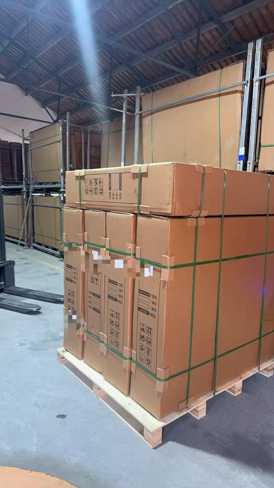 Roveroll warehouse packaging with palletized cartons for OEM overlanding product orders
